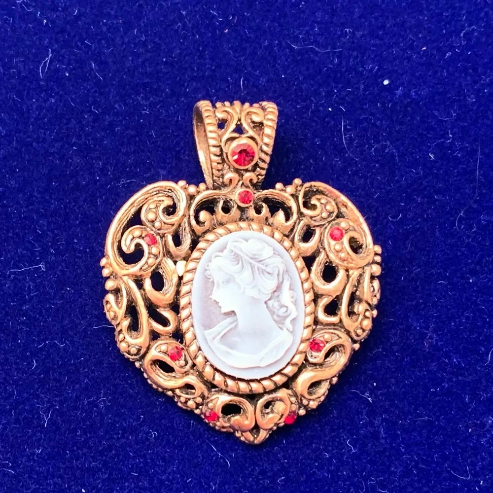 Beautiful vintage heart shaped cameo pendant in copper tone setting - Picture 2 of 3